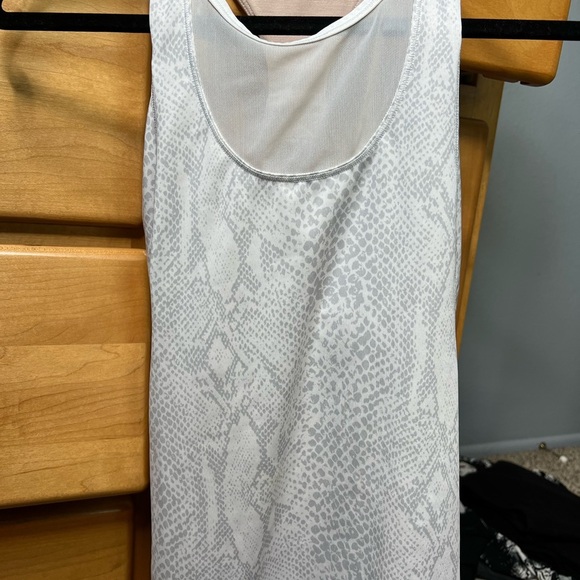 Lululemon‎ Mesh With Me Tank - Picture 3 of 5